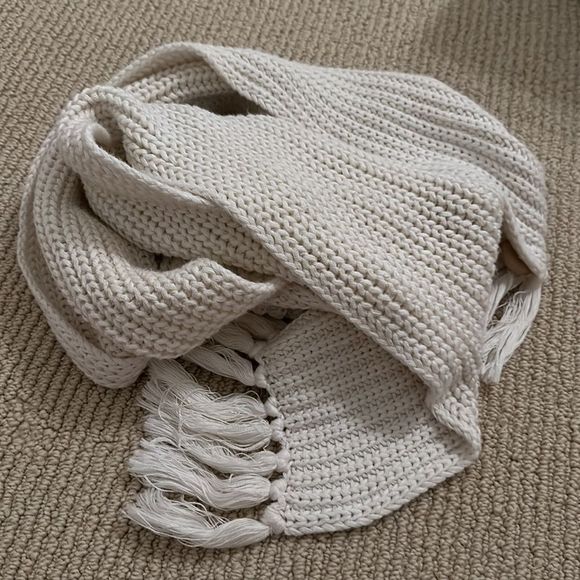 NWOT RARE UGG Women’s Chunky Knit Scarf with Fringe in Cream - Picture 8 of 8
